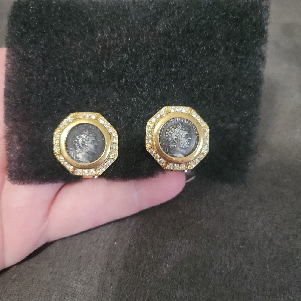 Carolee Vtg Yellow Gold Plated Glass Cabochon Roman Coin Design Clip Earrings